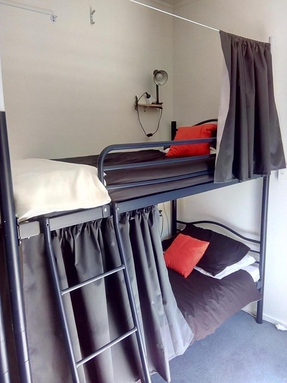 Bouncing Lamb Backpackers Hostel เนลสัน ภายนอก รูปภาพ